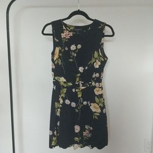 Women's floral scalloped edge dress size small